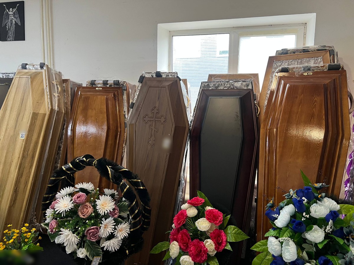 Гробы из дуба, ореха и чёрного полированного покрытия в ритуальном зале
