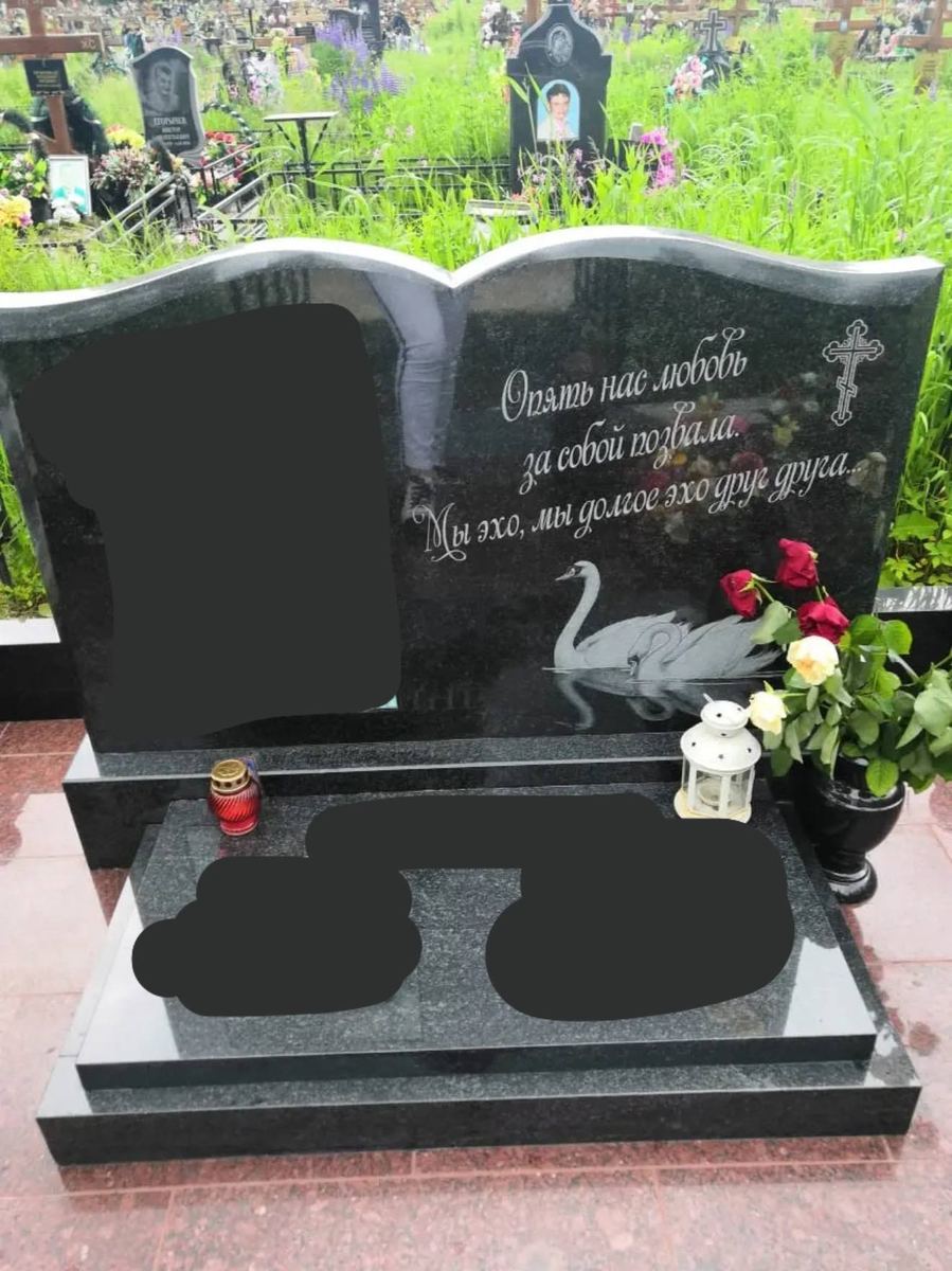 Памятник из чёрного полированного гранита с гравировкой и крестом