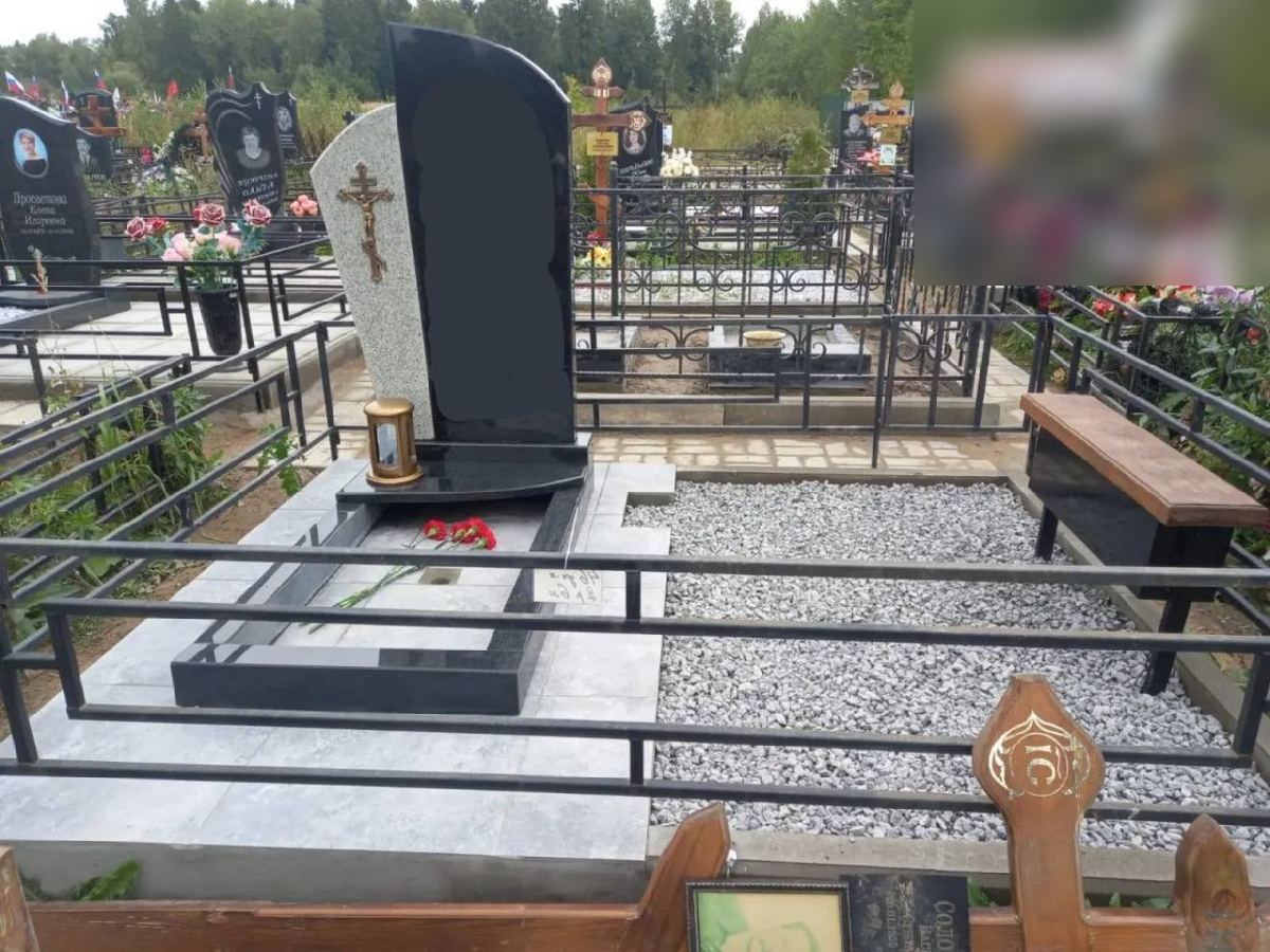 Мемориальный комплекс с оградой и засыпкой гранитной крошкой