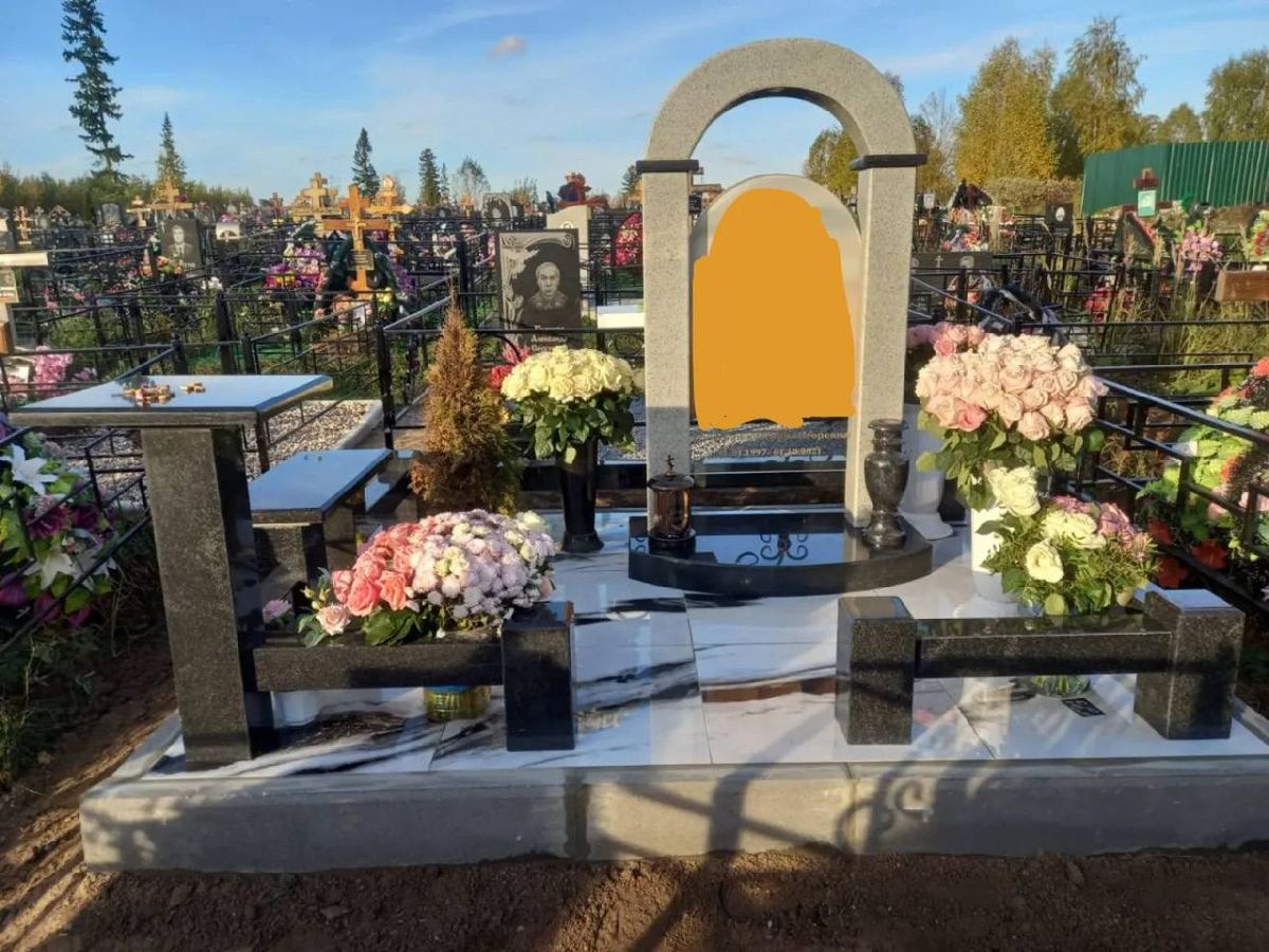 Памятник с аркой из светлого гранита и чёрным постаментом