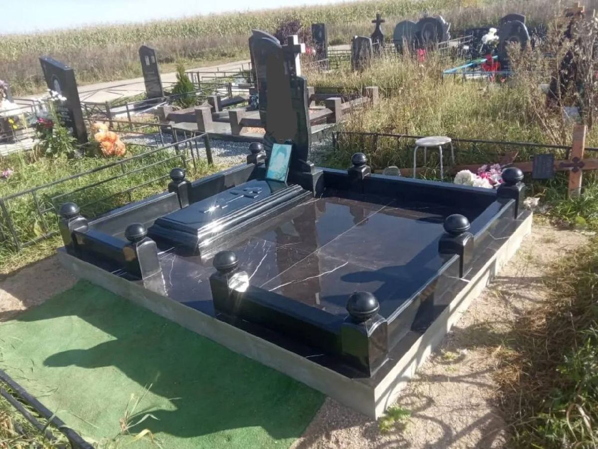 Памятник из чёрного полированного камня с гробом-скульптурой